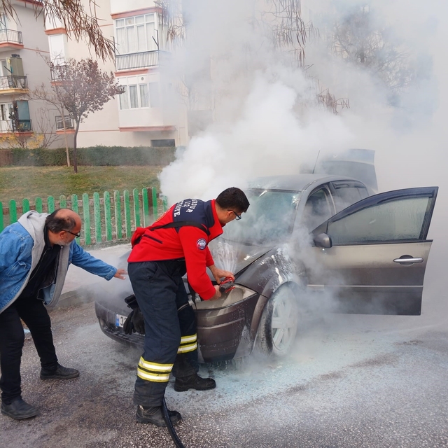 Burdur'da seyir halindeki otomobil yandı
