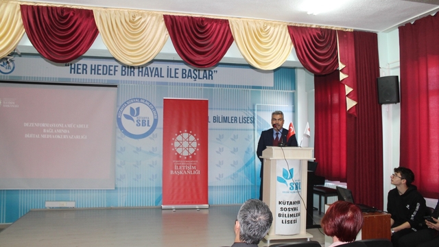 Kütahya'da  öğrenciler "Dijital Okuryazarlık ve Dezenformasyonla Mücadele" konularında bilgilendirildi