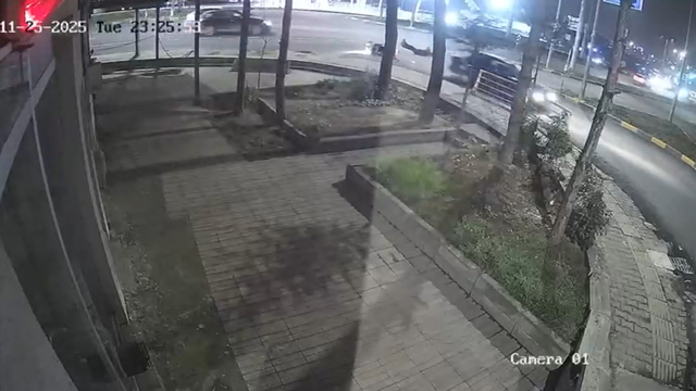 Motosiklet ile otomobilin çarpıştığı kaza kamerada: 1 yaralı