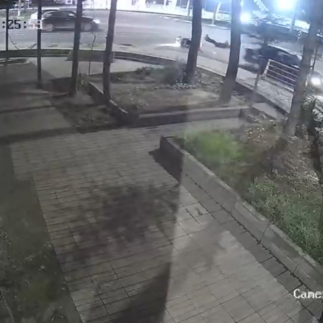 Motosiklet ile otomobilin çarpıştığı kaza kamerada: 1 yaralı