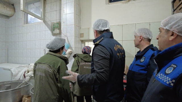 Gürsu zabıta ekipleri, gıda denetimleriyle göz açtırmıyor