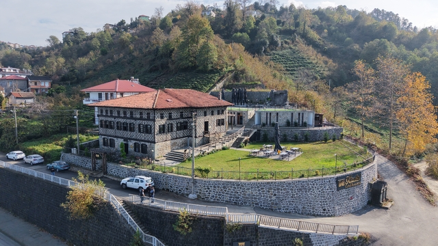 Annesinin hatırasını müzeye dönüştürdüğü konakta yaşatıyor