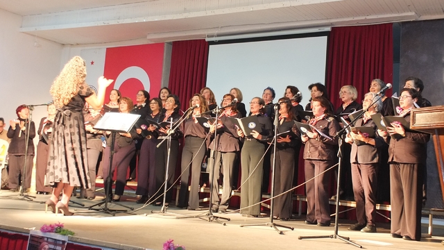 Balıkesir'de çok sesli kadın korosundan farkındalık konseri