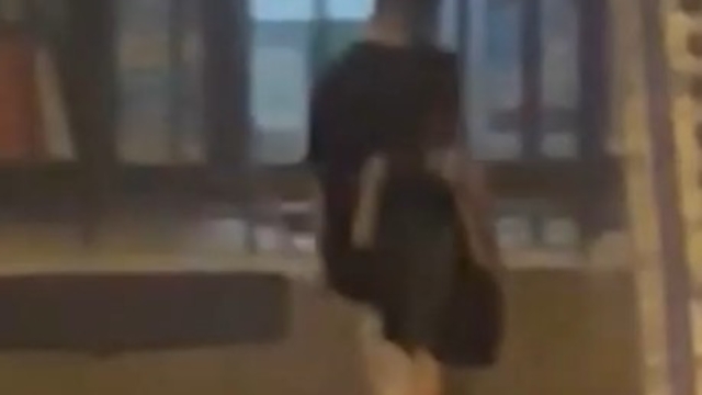 Sosyal medyadan sahte kadın profiliyle kandırdıkları erkeklere eğlence mekanında 10 kat hesap ödetmişler
Hesabı ödemeyenlerin üzerinde tehditle baskı kurduğu tespit edilen 12'si erkek 29 şüpheli, polisin 'Son Kadeh' adlı operasyonuyla yakalandı
Şüphelilerden 16'sı çıkarıldığı mahkemece tutuklandı