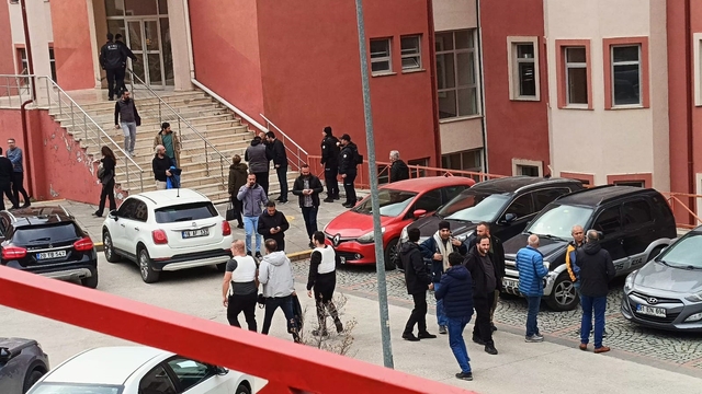 Gümüşhane Üniversitesi'nde silahlı rehine krizi
Üniversitede görev yapan bir personelin başka bir personeli silahla rehin alması üzerine bölgeye çok sayıda Özel Harekat polisi gönderildi