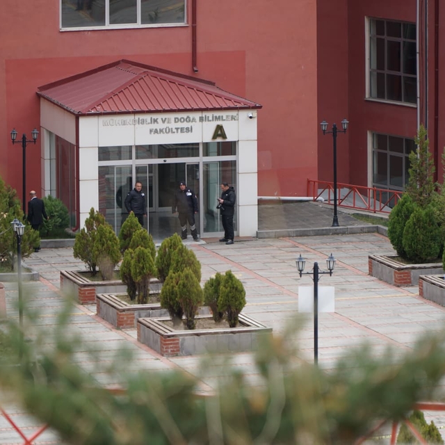 Gümüşhane Üniversitesi'nde kadın memuru silahla rehin alın, ikna edilmeye ç...