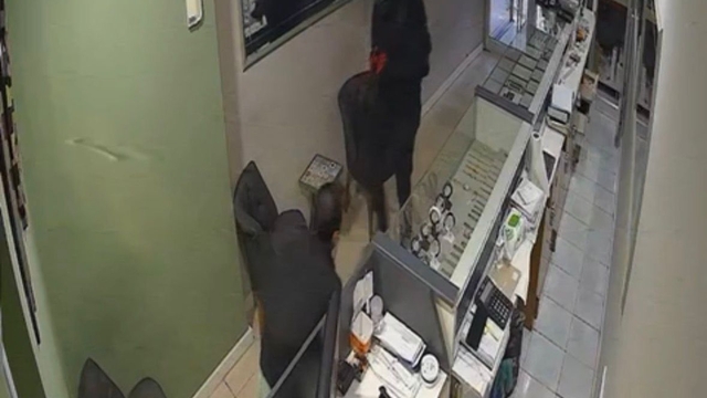 Ordu'da, kasklı şüphelinin kuyumcu hırsızlığı kamerada