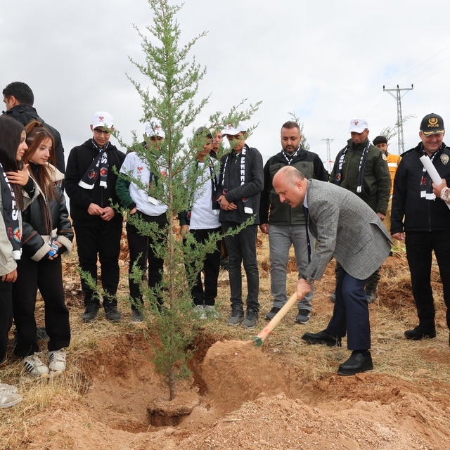 Fidanlar şehitler için toprakla buluştu