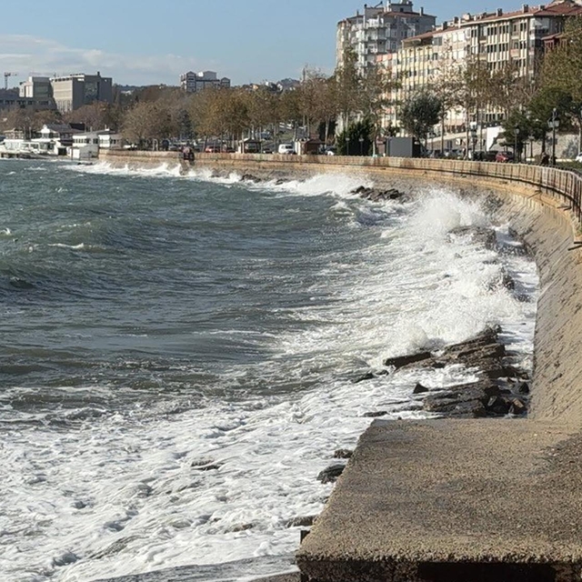 Tekirdağ'da lodos etkili oldu; balıkçılar denize açılamadı