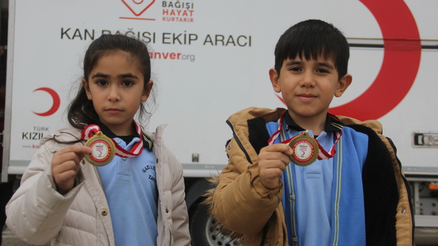 Sivas'ta öğrenci velileri kan bağışı kampanyasına destek verdi