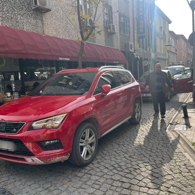 Sokak ortasına otomobilini bırakıp işlerini halletmeye gitti