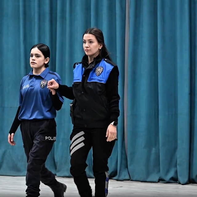 Hakkari polisinden kadın şiddetine karşı tiyatro ve sergi