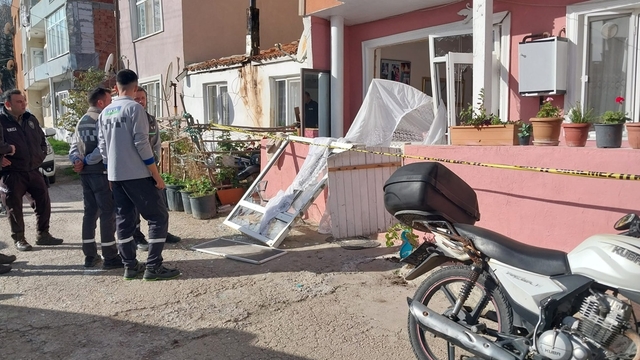 Çanakkale'de bir apartman dairesindeki patlamada ev sahibi yaralandı