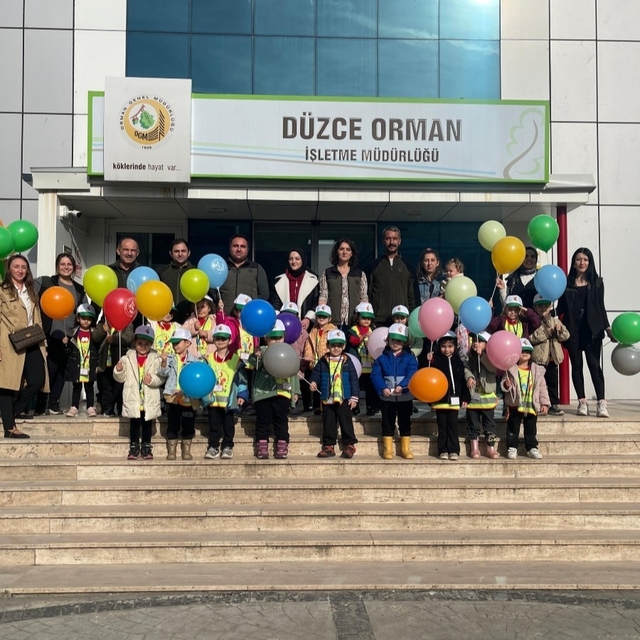 Minik öğrenciler orman ağaçları incelediler