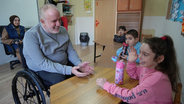 Tekerlekli sandalyeli öğretmen, özel öğrencilere rehber oluyor