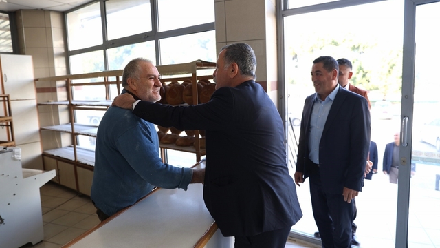 Başkan Balaban esnafın taleplerini yerinde dinliyor