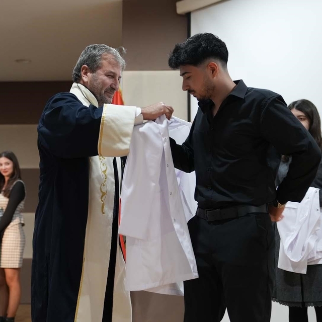 KBÜ'de tıp fakültesi öğrencileri beyaz önlük heyecanı yaşadı