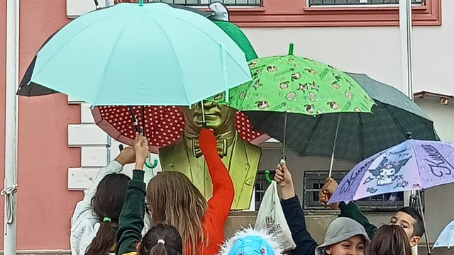 Adana'da öğrencilerin Atatürk büstünü yağmurdan korumaya çalışması kamerada