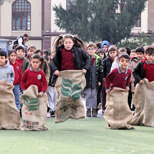Geleneksel Oyunlar Tırı Manisa'da çocuklarla buluştu