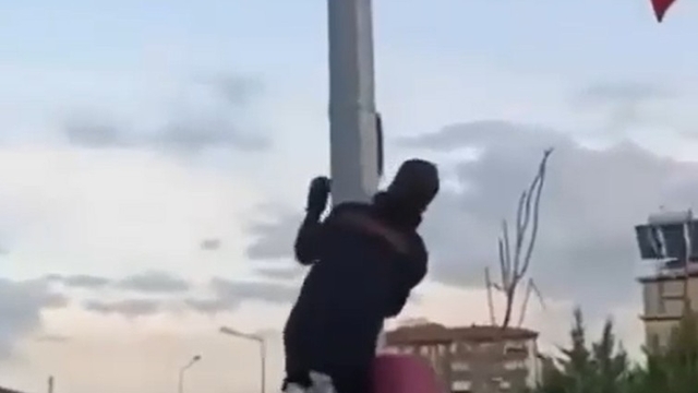 Katlanan Türk bayrağını direğe tırmanıp düzeltti