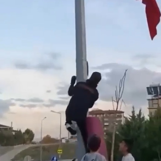 Katlanan Türk bayrağını direğe tırmanıp düzeltti