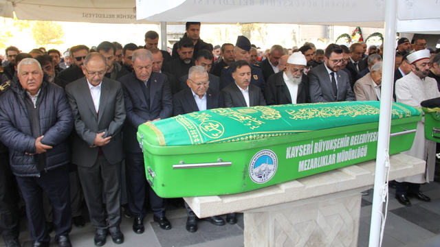 Kayseri Büyükşehir Belediye Başkanı Büyükkılıç'ın vefat eden ağabeyinin cenazesi defnedildi