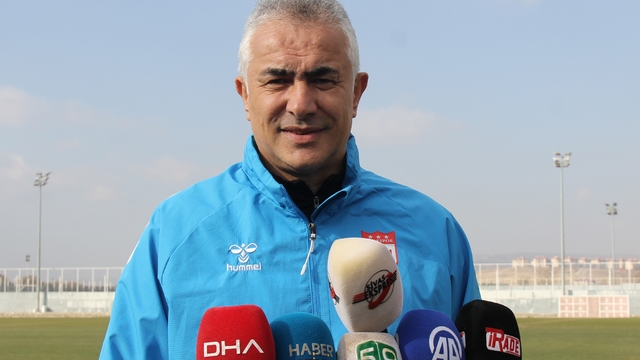 Mehmet Altıparmak: "Sivasspor'un hedefi şampiyonluktur"
Sivasspor Teknik Direktörü Mehmet Altıparmak:
"Campos takımı bırakıp gitti"
"Hedefimiz play-off veya şampiyonluktur"