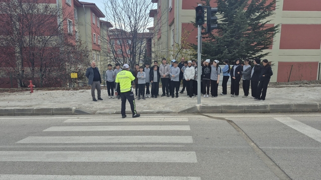 Almus'ta öğrencilere trafik eğitimi verildi