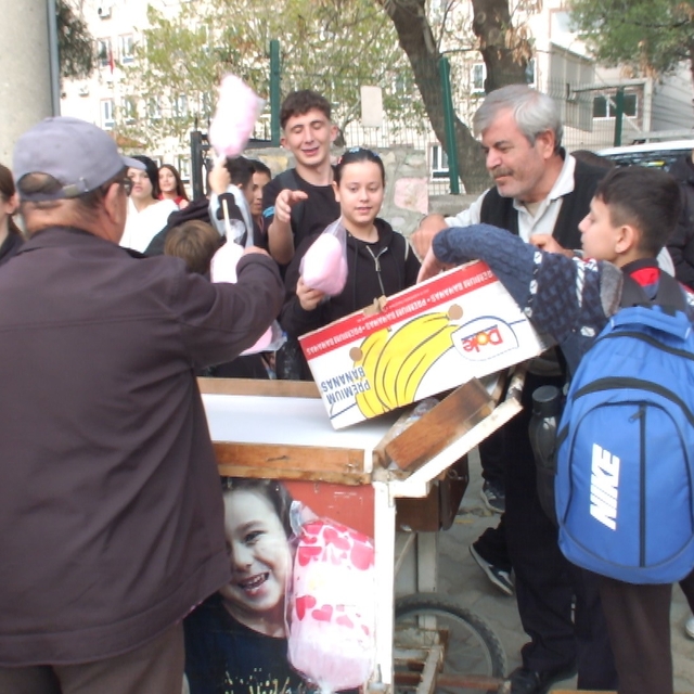 Ölen kardeşi için pamuk şekeri hayrı yaptı