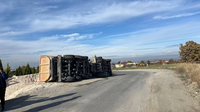 Uşak'ta devrilen tırın sürücüsü yaralandı