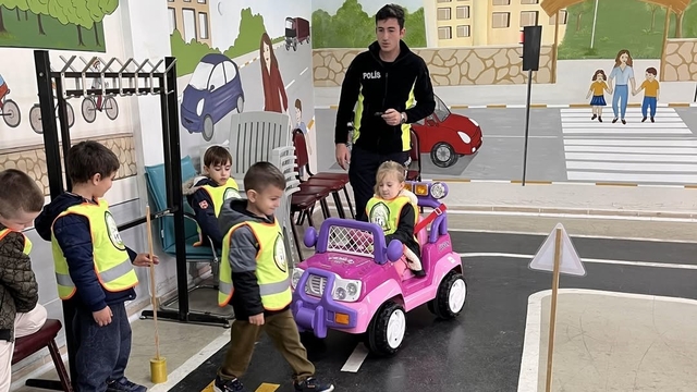 Minik öğrencilere uygulamalı trafik eğitimi