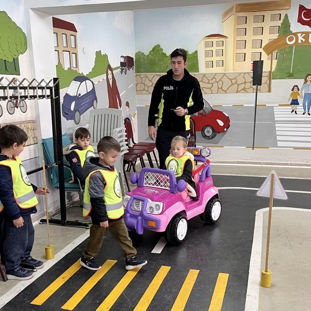 Minik öğrencilere uygulamalı trafik eğitimi