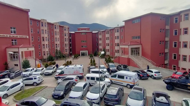 Gümüşhane Üniversitesi'nde kadın memur silahla rehin alındı; şüpheli ikna edildi (3)