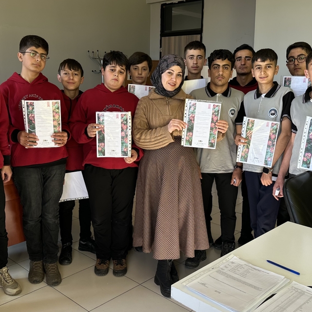 Öğrencilerden öğretmenlere sürpriz: Hazırlanan sertifikalar kendilerine tak...