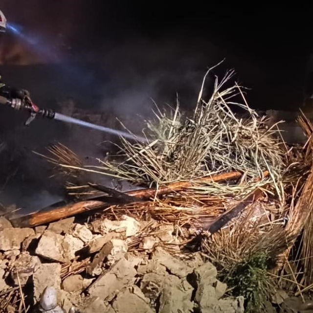 Tek katlı evdeki yangın korkuttu