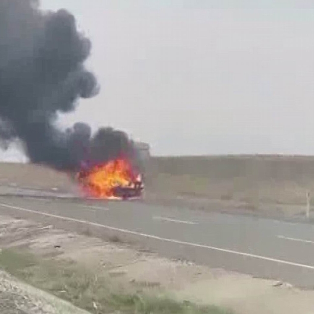 Diyarbakır'da seyir halindeki otomobil alev topuna döndü