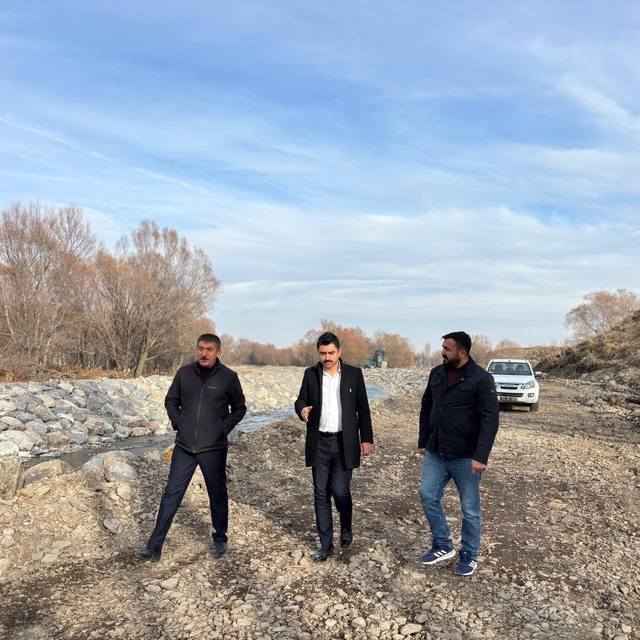 Susuz Çayı'nda dere ıslahı ve taşkın koruma çalışmaları sürüyor