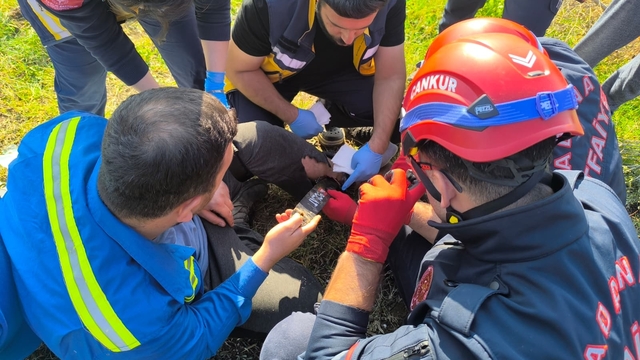 Adana'da ayağı motorlu testereye sıkışan kişiyi itfaiye kurtardı