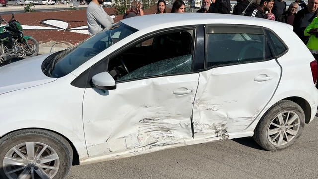 Hatay'da iki otomobilin çarpıştığı kazada 4 kişi yaralandı