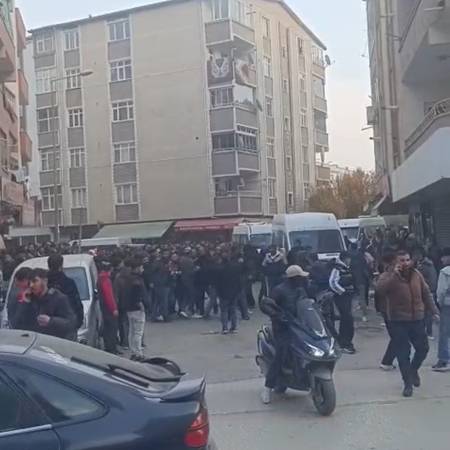 Husumetli iki aile sokak ortasında birbirine girdi: Silah sesleri mahalleyi...