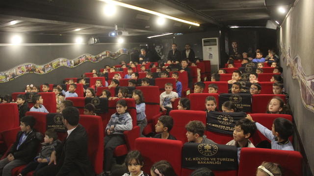 "Gezen Sinema Tırı" Zara'da öğrencilerle buluştu