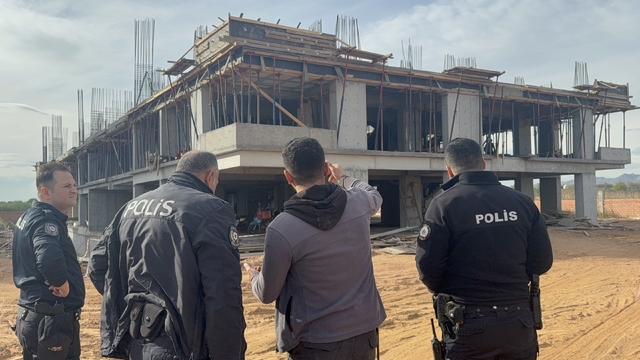 Efeler'de inşaattan düşen işçi yaralandı