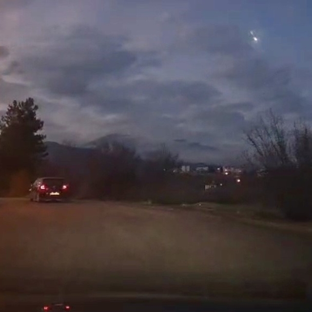 Karabük'te gökyüzünü bir anda aydınlatan cisim kamerada
Meteor olduğu iddia...