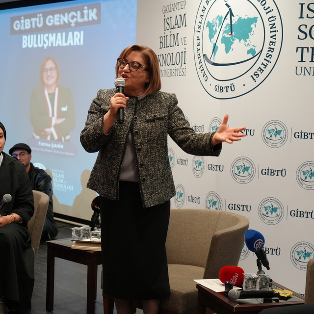 Fatma Şahin, GİBTÜ gençlik buluşmalarında öğrencilerle bir araya geldi