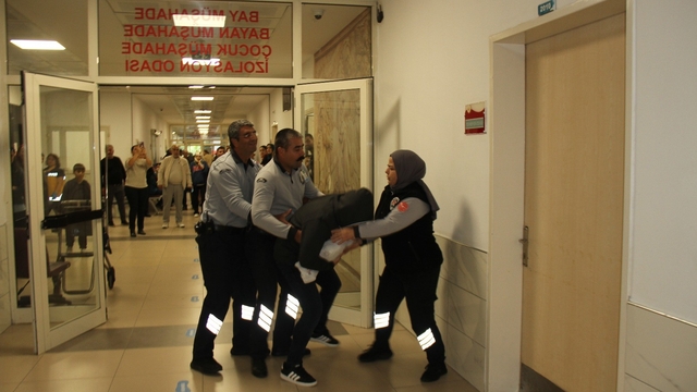 Hastane acilindeki tatbikat gerçeğini aratmadı: Hasta ve yakınları usta oyunculara taş çıkardı
Bebeği rahatsızlanan bir annenin telefonla konuştuğu sırada, ayrıldığı eşi tarafından bebeğin kaçırılması ve güvenlik görevlilerinin müdahalesiyle senaryo başladı
Hasta yakınları kendilerini rolüne kaptırınca güvenlik görevlileri zor anlar yaşadı, bazı yakınlar yine rol gereği baygınlık geçirdi