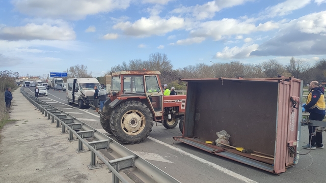 Midibüs traktör römorkuna çarptı: 1 yaralı