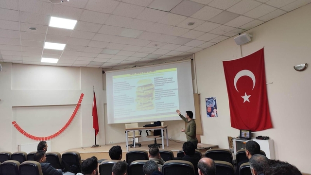 Bakım personellerine sağlıklı beslenme ve hijyen eğitimi