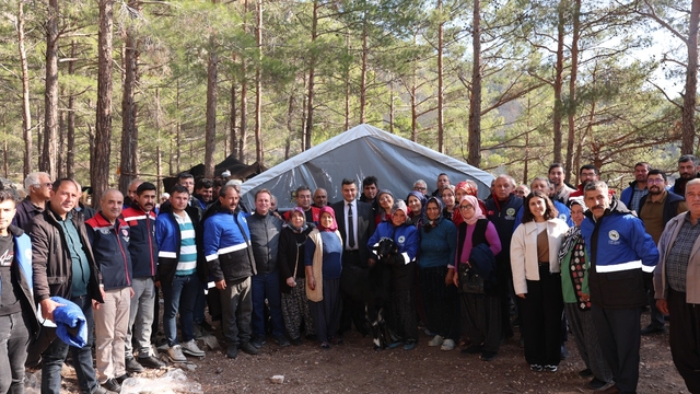 Gülnar ilçesinde Sarıkeçili Yörükleri'ne mont hediye edildi
