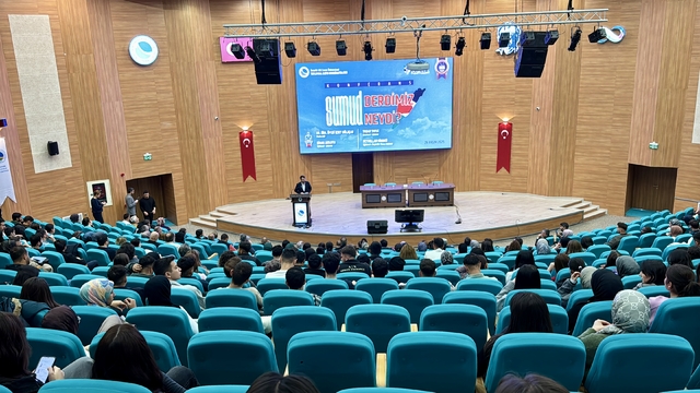 Küresel Sumud Filosu aktivistleri, Kırşehir'de düzenlenen panelde konuştu