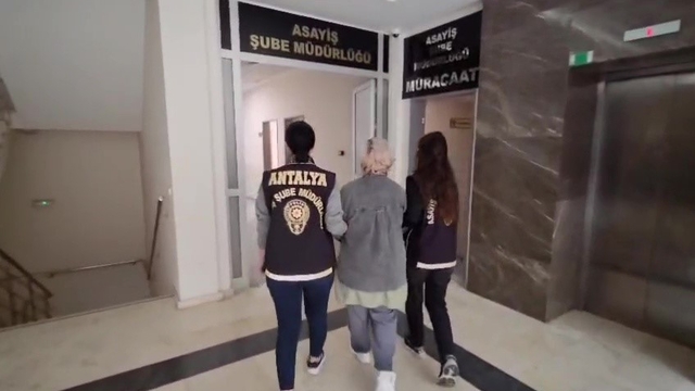 90 yıl kesinleşmiş hapis cezası ile 5 yıldır firari olarak aranan şahıs asayiş ekiplerince yakalandı
17 dolandırıcılık dosyasından 90 yıl kesinleşmiş hapis cezası ile aranan şahıs yakalandı